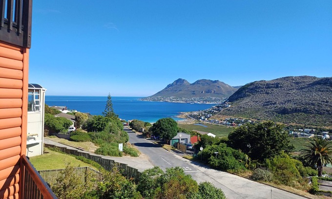 Fish Hoek House | Villa "Kunterbunt" with nfabulous ocean views of the Cape Peninsula