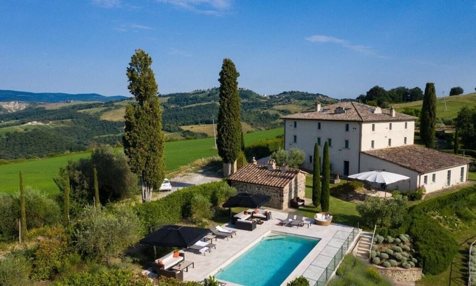 Il Poggio Villa | Villa La Vigna - Stunning farmhouse with heated private pool