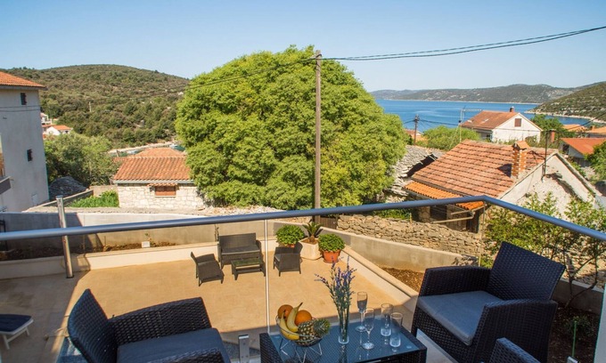 Veliki Drvenik Apartment | Villa LA - Comfort One-Bedroom Apartment with Terrace and Sea View
