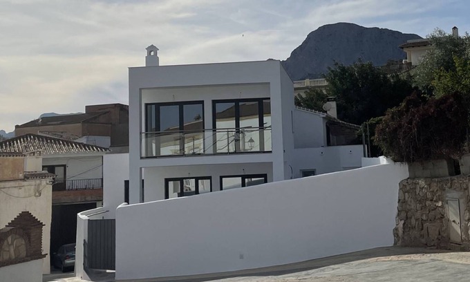 Mondron House | Villa La Fuente en Entorno Privado con Piscina a dos Niveles