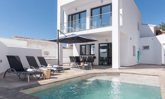 Mondron Villa | Villa La Fuente Periana by Ruralidays
