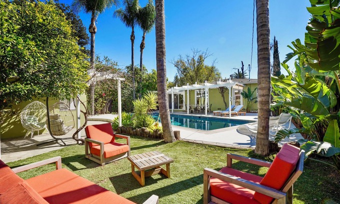 Woodland Hills House | Villa La Verde -Remodeled 4BR Villa, Pool & Guesthouse in Los Angeles