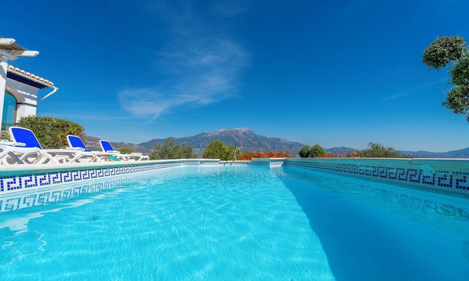 Vinuela Villa | Villa Las Alondras with Lake and Mountain View, Pool, Garden & Wi-Fi