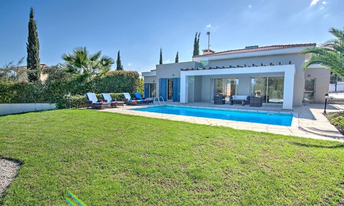 Latchi Cottage | Villa Latchi Marina Bungalow - a villa that sleeps 6 guests in 3 bedrooms
