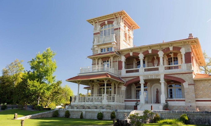 Taussat Villa | Villa Le Bassin - Eight Bedroom Villa, Sleeps 15