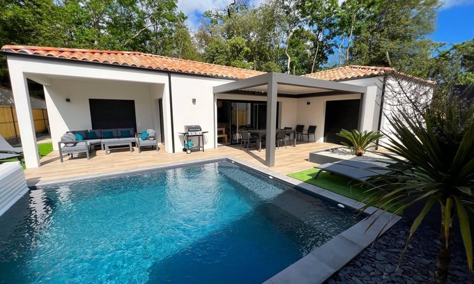 Saint-Vincent-sur-Jard Villa | Villa Les Cycas, perfect holiday accomodation for 8, with heated pool
