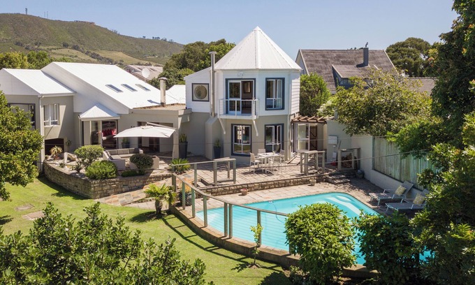 Knysna Villa | Villa Leisure, Leisure Isle, steps from Knysna Lagoon. Private pool, sleeps 6 nn