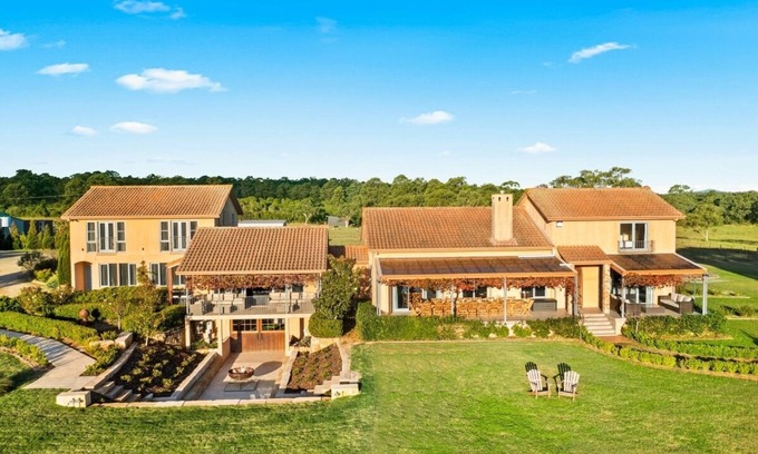 Nulkaba House | Villa Leone Estate - take in the neighbouring giraffes, lions, and zebras!