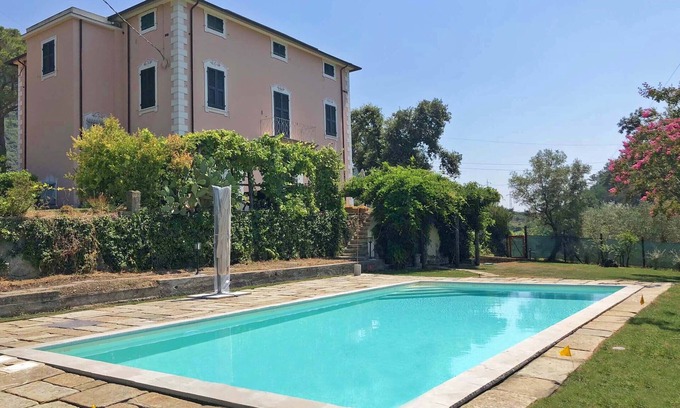 Ortonovo House | VILLA LINDA 12P Charming villa with pool, WiFi, BBQ, close beaches and 5 Terre