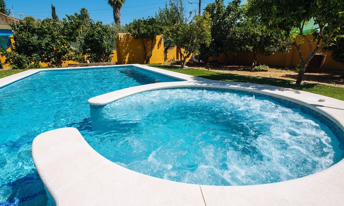 Almensilla Ski Chalet | Villa Los Naranjos, oasis with jacuzzi 15 minutes from Seville