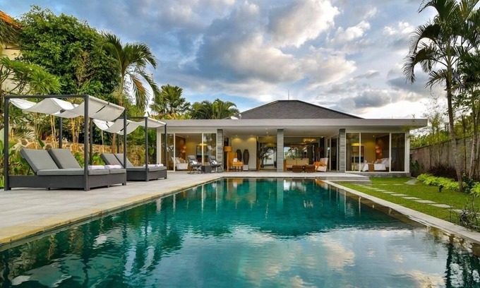 Banjartegehe Villa | Villa Lou - Luxury & Private, Beachfront Villa With Private Pool
