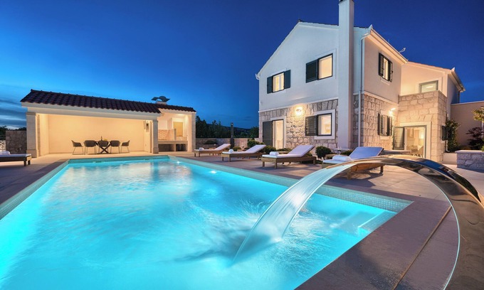 Trnbusi Villa | Villa Lovorika - Padel, Cageball, Basketball & Heated Pool
