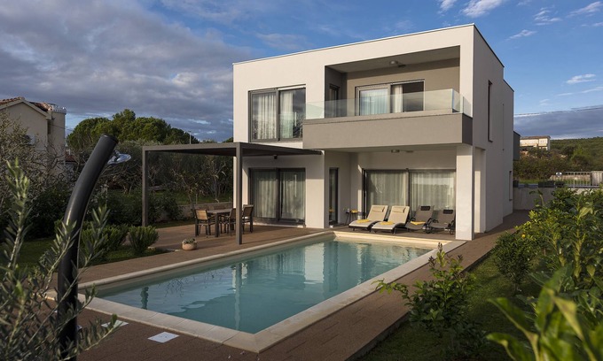 Turanj Villa | Villa Lu-Ma-modern villa with a swimming pool just by the sea