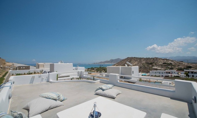Stelida Villa | Villa Luna Bianca is designed with total relaxation in mind and 5 minutes by car to Naxos Town.