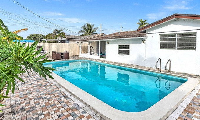 Driftwood Villa | VILLA LUNA- Heated pool 5 minutes to hard rock casino
