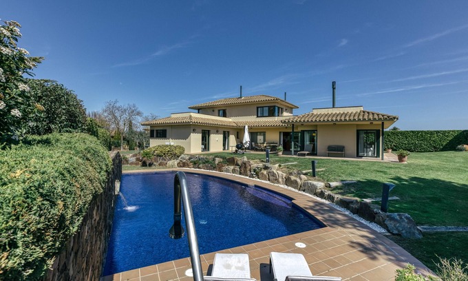 Navata Villa | Villa 'Luxury Golf Villa Torremirona' with Mountain View, Wi-Fi and Air Conditioning