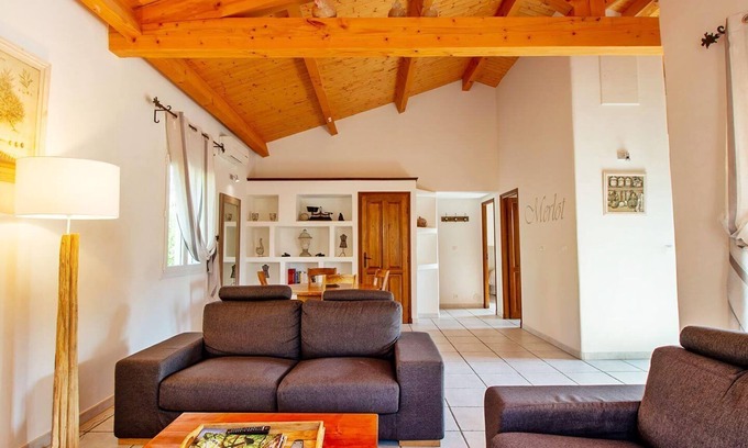 Saint-Maurice-dʼArdeche Villa | Villa Merlot - private terrace and garden