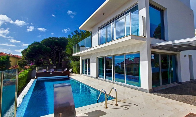 Canico House | Villa Madeira by LovelyStay