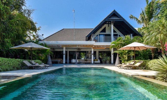 Banjartegehe Villa | Villa Mahkai - 6BR Luxury Beachfront Villa with 3 Pool and Staff