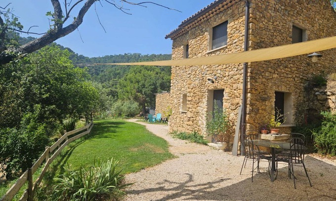 Merindol-les-Oliviers Villa | Villa 'Maison Du Soleil' with Mountain View, Private Pool and Wi-Fi