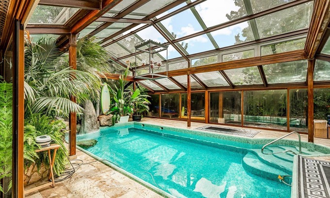 Las Rozas de Madrid Villa | Villa Majadahonda - Six Bedroom Villa, Sleeps 12