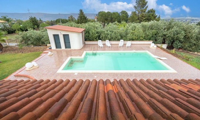 Floridia Villa | Villa 'Mariavittoria' with Sea View, Wi-Fi and Air Conditioning