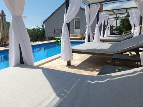 Trilj Villa | Villa Marija with heated pool