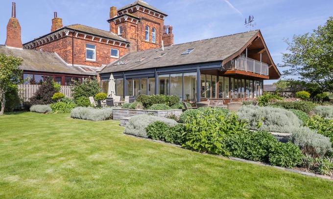 Barrow-in-Furness House | VILLA MARINA, pet friendly, country holiday cottage in Roa Island