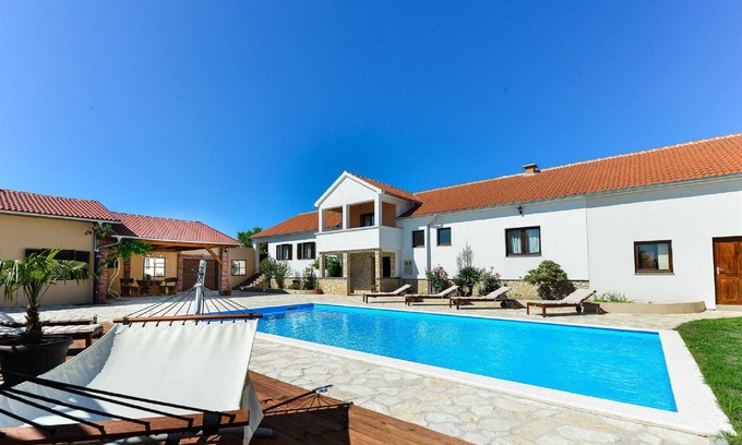 Benkovac Villa | Villa Marinić with heated pool and entertainment room