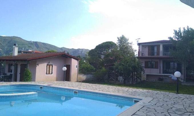 Molos-Agios Konstantinos Villa | Villa Marinos - συγκρότημα με πισίνα, γήπεδο, τζακούζι, μπαρ, ψησταριά