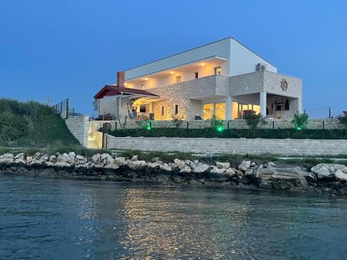 Ljubac Villa | Villa Maritime - Exklusive Strandvilla mit beheiztem Pool, Grillhütte & Meerblick bei Zadar
