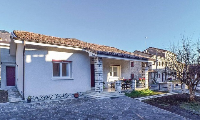 Miane House | Villa Marsica A: A welcoming independent house immersed in a splendid landscape, in the heart of a wonderful little town, with Free WI-FI.