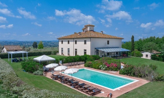 Le Piazze Villa | Villa Meraviglia - private villa ideal for large groups