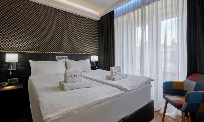 Hollerich Apartment | Villa Medici 21 One-Bedroom Apartment with Spa Bath