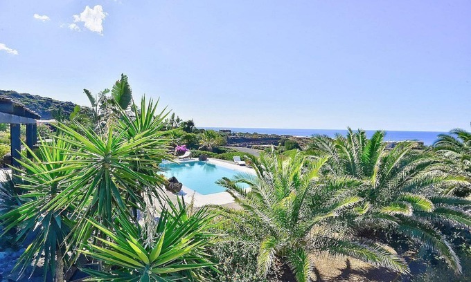 Pantelleria House | Villa Meriggio A: A characteristic and welcoming dammuso with the fascination of the typical and ancient houses of the island.