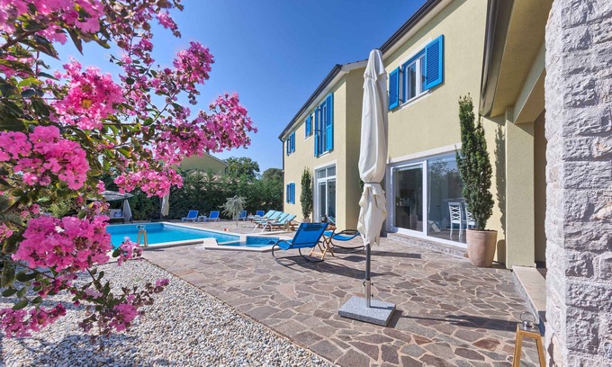 Muzini Villa | Villa mit Pool und Klimaanlage