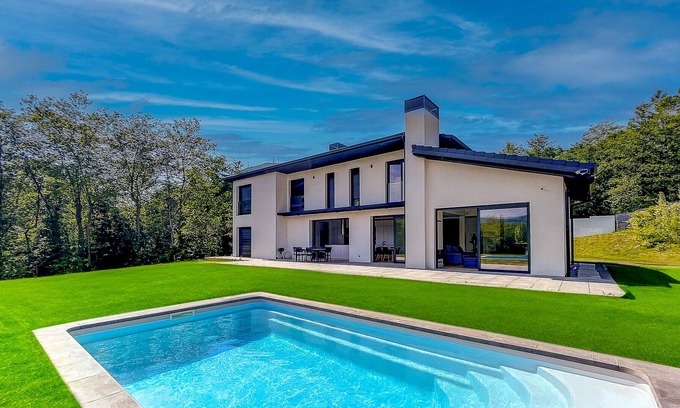 Irun Villa | Villa Moderna en el Golf de San Sebastian con Vistas a las Montañas