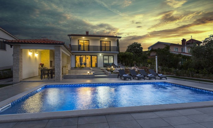 Bartici Villa | Villa Monika