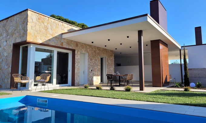 Pacengo Villa | Villa 'My Lagozise' with Private Pool, Wi-Fi and Air Conditioning