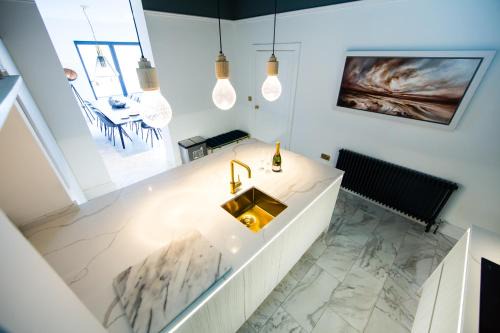 Robin Hood's Bay Apartment | Villa Neptune at Rounton Villa by Maison Parfaite - Hot Tub - Parking - Robin Hoods Bay