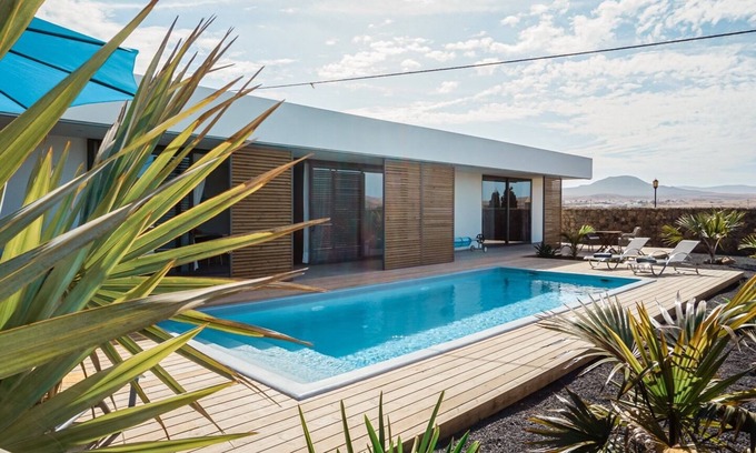 Lajares Villa | Villa Nerea- modern with heated private pool/fiber optic internet(300mbit/s)/BBQ