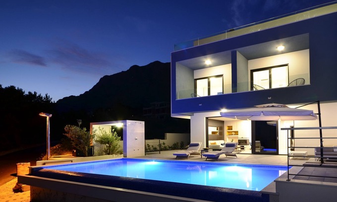 Veliko Brdo Villa | Villa Nina Makarska With Heated Infinity Pool of 33 m2 and Stunning sea Views
