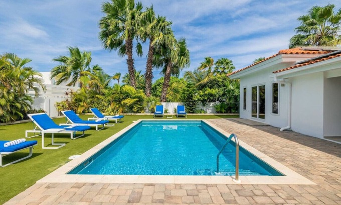 Koyari House | Villa Noah Your Luxurious 4BR Retreat by Bocobay