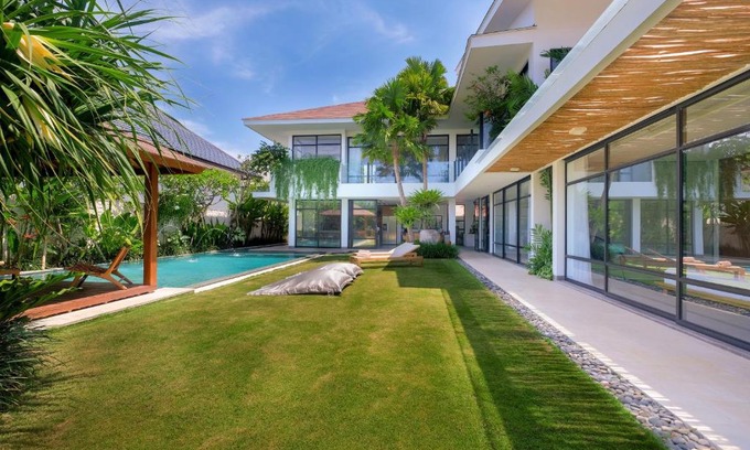 Batu Bolong Villa | Villa Nonnavana - 12-minute walk to Batu Bolong Beach