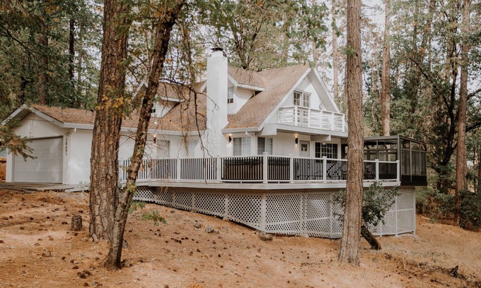 Lakehead-Lakeshore House | Villa Nosoni-Nestled between trees near Lake Shasta.