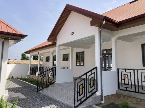 North Tongu House | Villa Nova Lodge