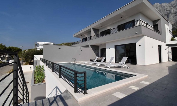 Veliko Brdo Villa | Villa Novella with Heated Pool