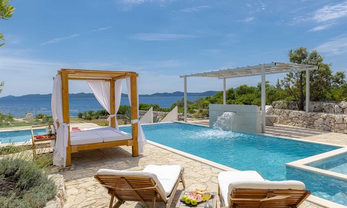 Podimoc Villa | Villa Oasis, 5 bedrooms, heated Pool, Jacuzzi, BeachFront