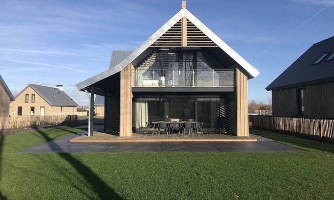 Tholen House | Villa Oesterdam Deluxe | Sleeps 8