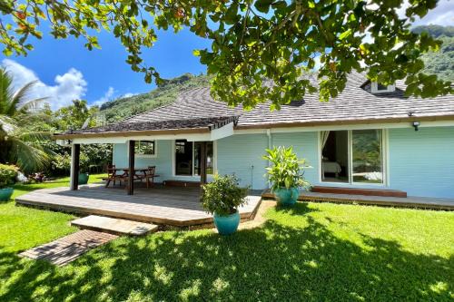 Cook's Bay Villa | Villa Ohana - 4BR Beachfront Villa